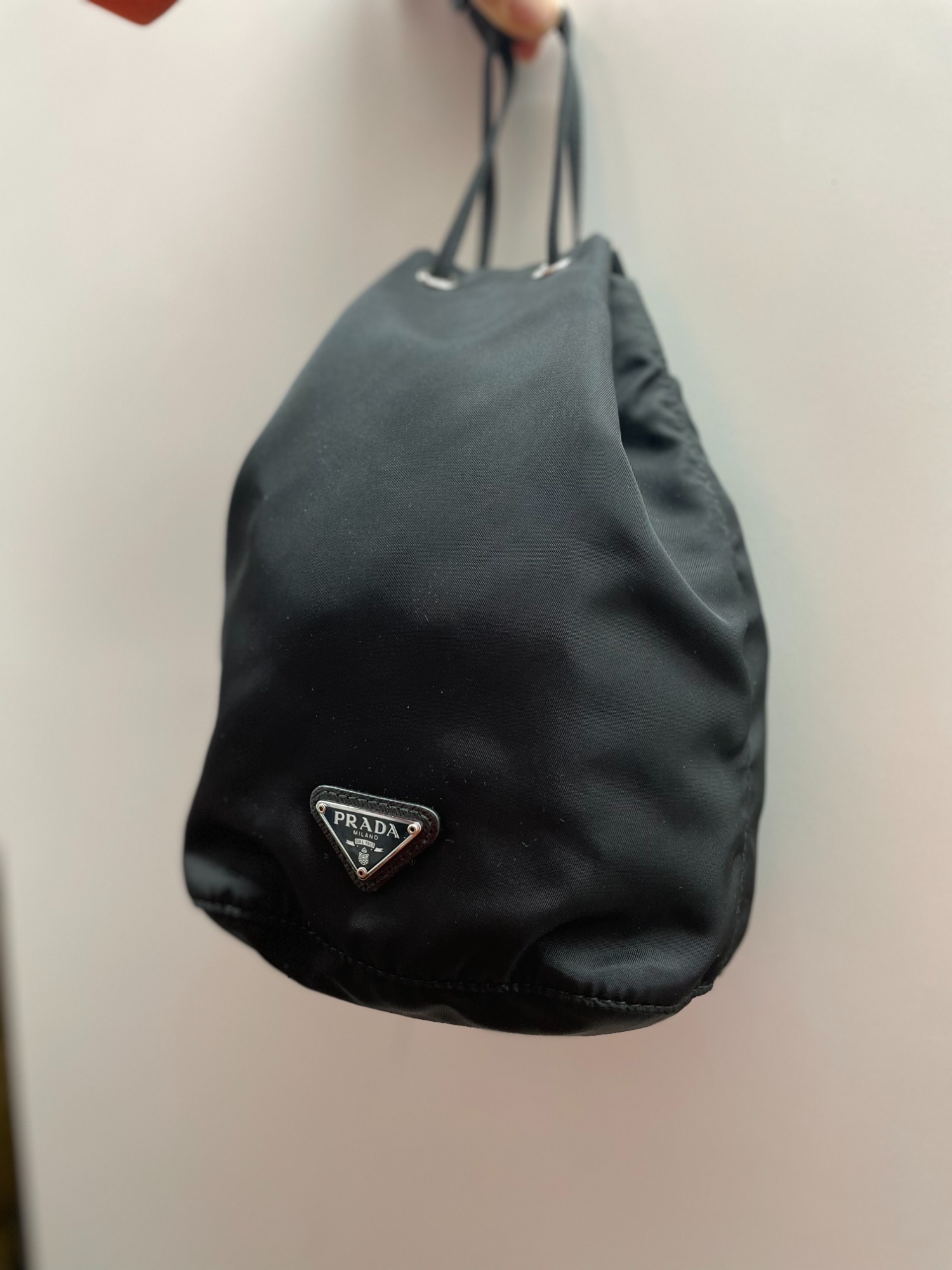 PRADA より サフィアーノ 巾着ポーチ が入荷しましたので紹介いたし