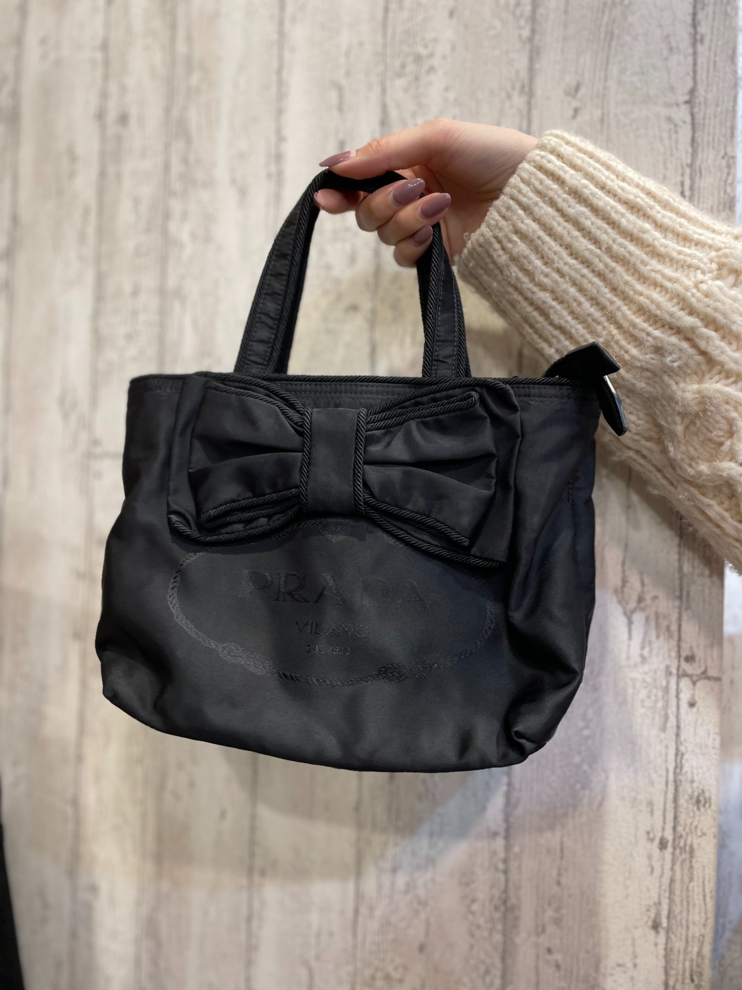 PRADA より JACQUARD PASSAM NERO が入荷しましたので紹介いたします 