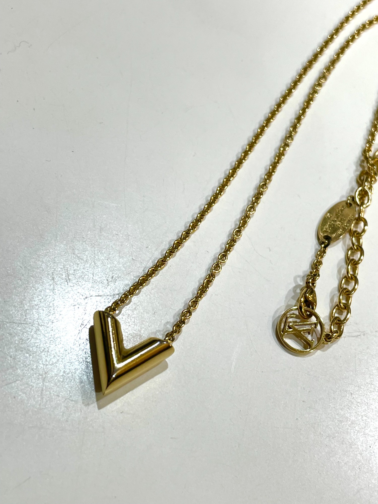 完品LOUIS VUITTON エッセンシャルV LOUIS VUITTONより「エッセンシャルV」が入荷致しましたのでご紹介