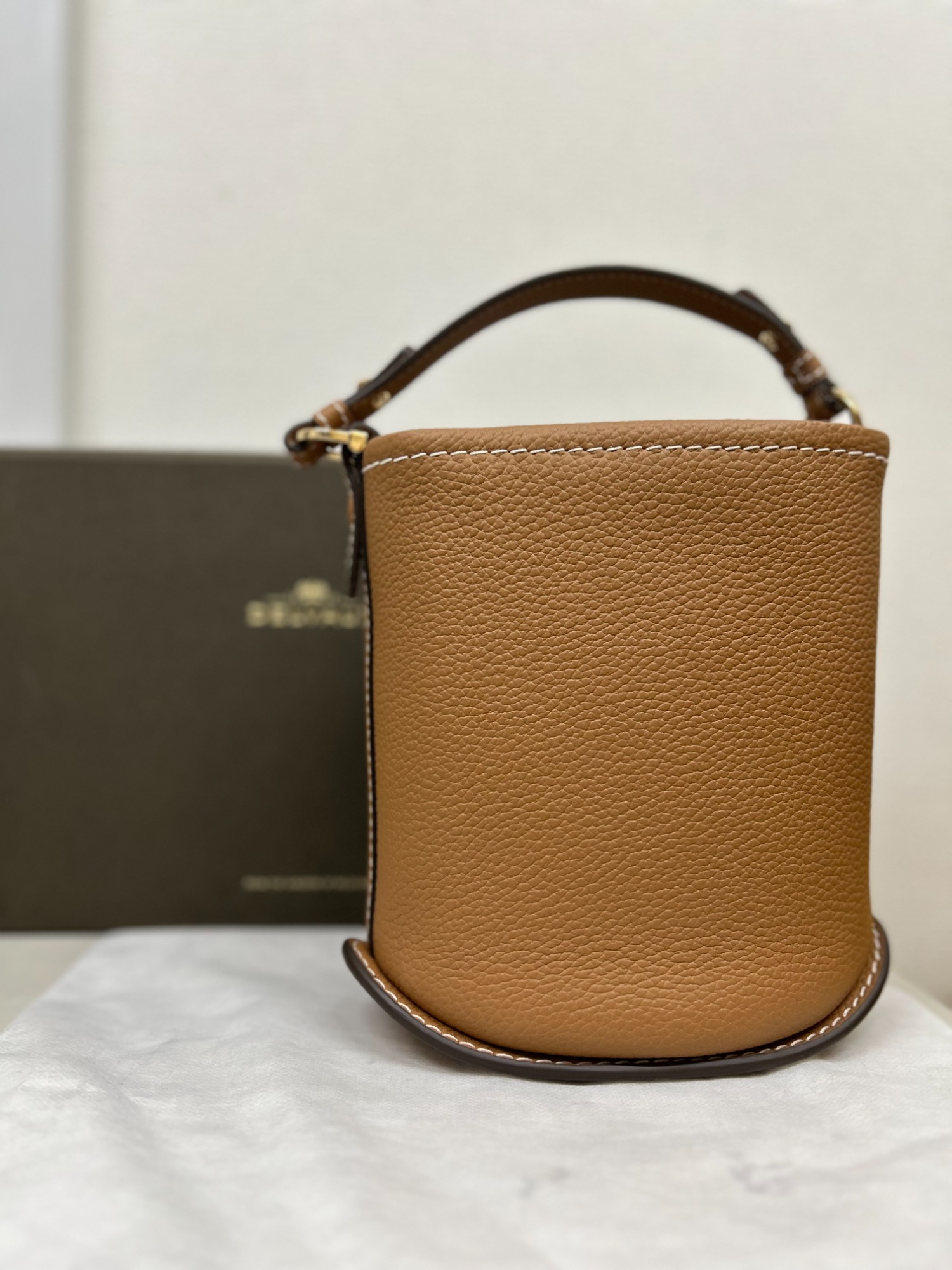DELVAUX より Pin Mini Bucket が入荷しましたので紹介いたし