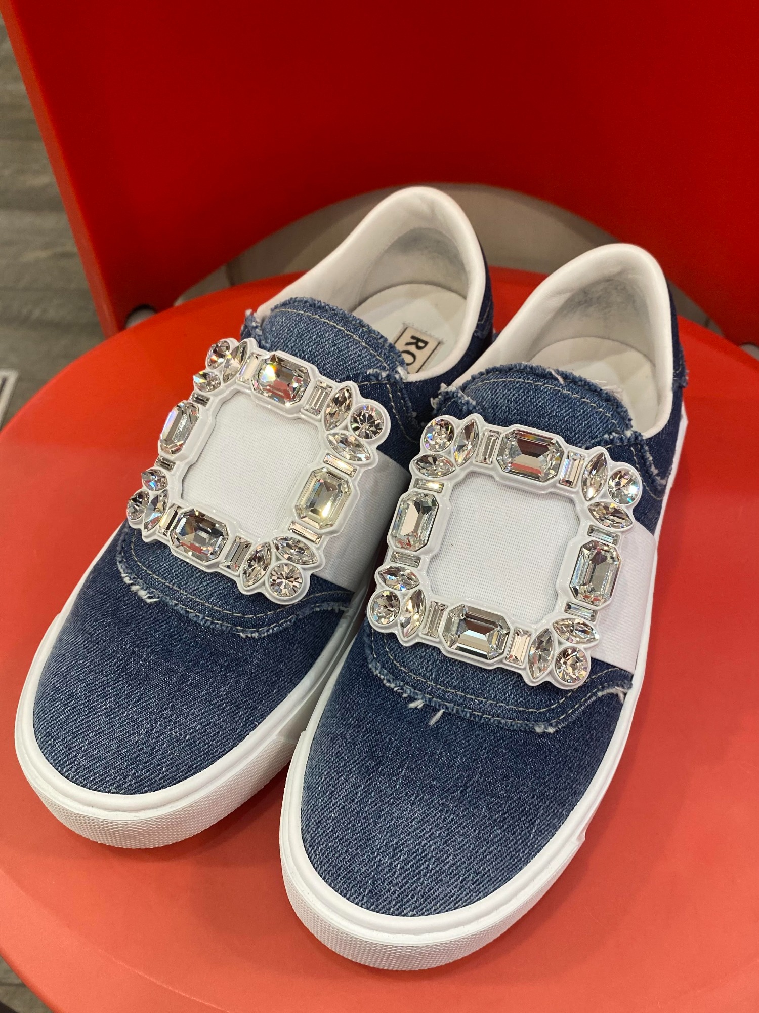 Roger Vivier より ヴェリー ヴィヴィエ ストラスバックル