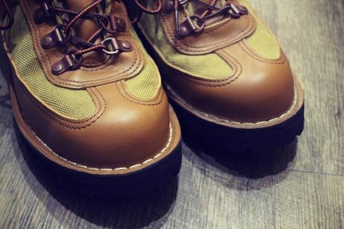 トレッキングブーツのFEATHER LIGHT