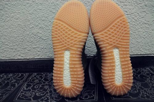 アディダスのイージーブースト750