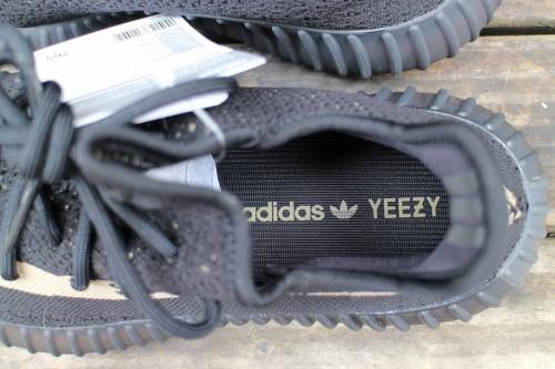 アディダスのイージーブースト350V2