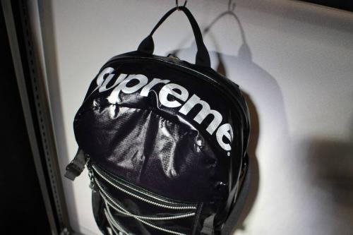 SUPREMEのボックスロゴ