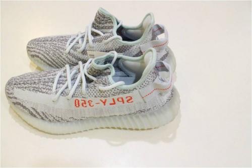 スニーカーのYEEZY BOOST