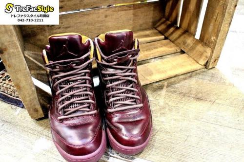 ストリートのスニーカー