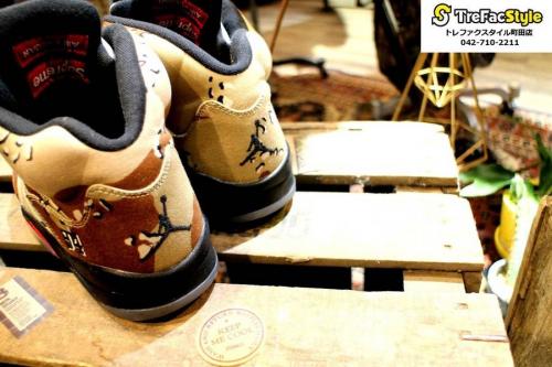 SUPREMEニュースのスニーカー