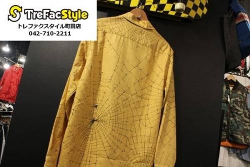 トップスの長袖シャツ