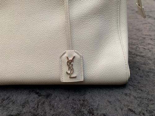 YSLのYVES SAINT LAURENT