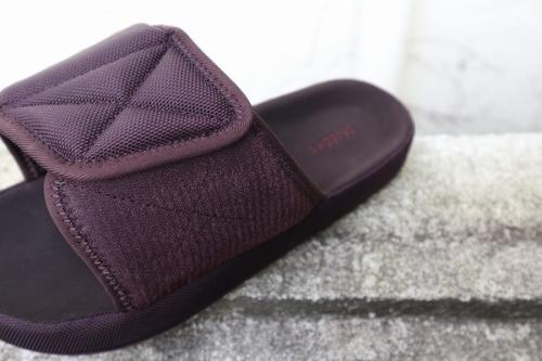 GRAPHITE NYLON SLIPPERのadidas