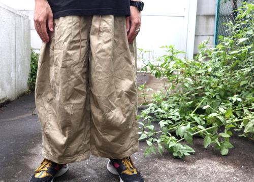 ニードルスのヒザデルパンツ