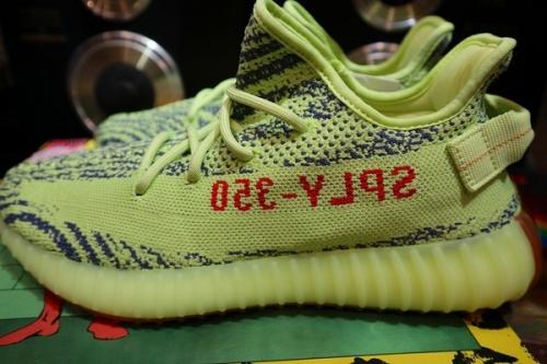 アディダスのYEEZY BOOST  350V2