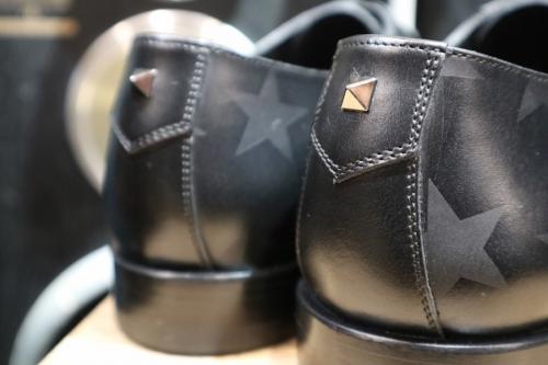 ヴァレンティノガラヴァーニのダービーシューズ