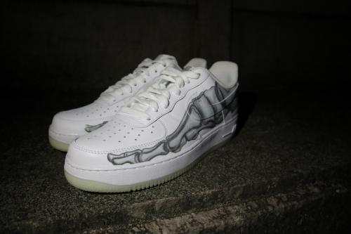 スニーカーのNIKE AIR FORCE 1