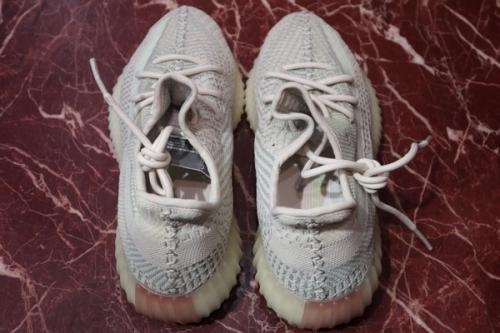 アディダスのYEEZY BOOST  350V2