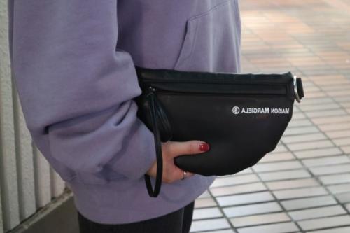 エムエムシックス メゾンマルジェラのエコレザーバムバッグ