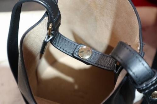 レザーショルダーバッグのレディース