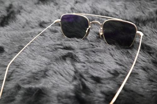 トムブラウンのホワイトゴールドカラーサングラス