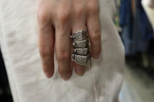 ラインストーンアーマーリングの二連ラーダリング