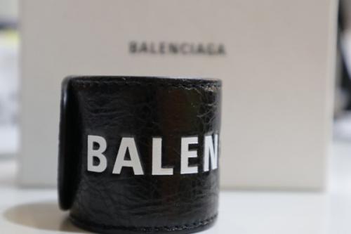 バレンシアガのサイクルレザーロゴブレスレット