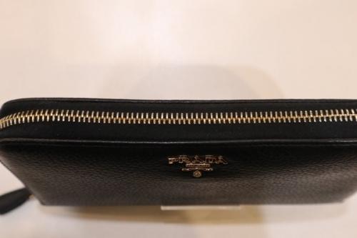 プラダのラウンドファスナー財布