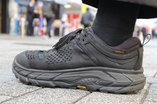 スニーカーのHOKAONEONE