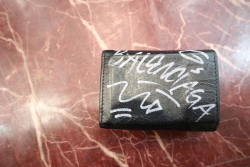 バレンシアガの落書きロゴ