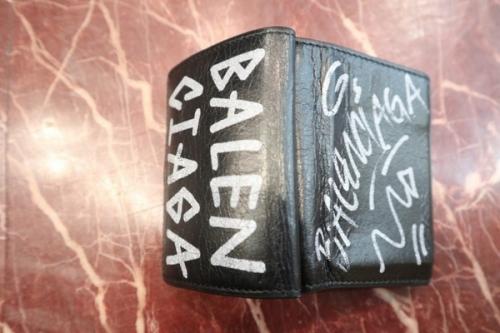 落書きロゴの財布