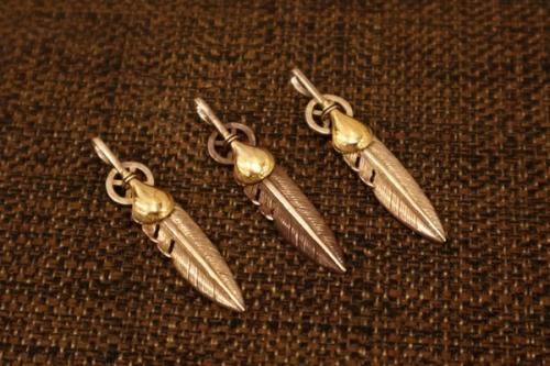 タディ＆キングのロングホーン金縄ターコイズフェザーペンダントヘッド