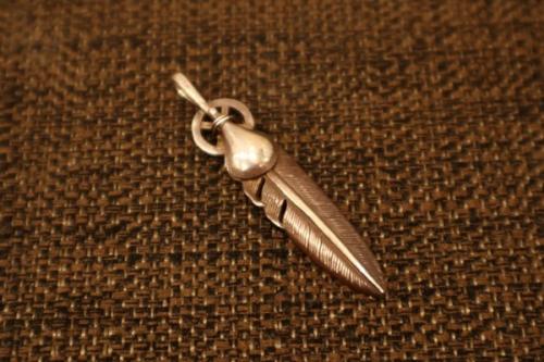 ロングホーン金縄ターコイズフェザーペンダントヘッドのホイールフェザーペンダントヘッド