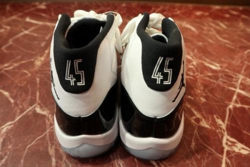 ナイキのAIR JORDAN 11