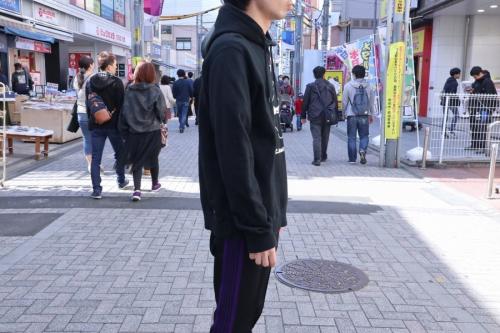 エフシーアールビーのEMBLEM PULLOVER HOODY