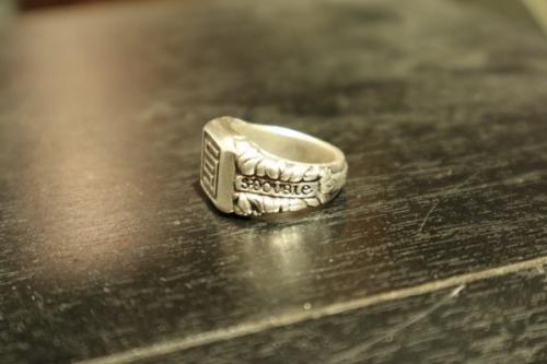 エスダブル×ビルウォールレザーのコラボキューブロゴリング