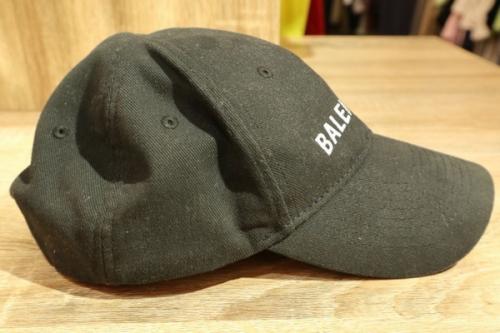 バレンシアガのロゴ刺繍カーブバイザーキャップ