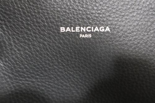 バレンシアガのEVERYDAY