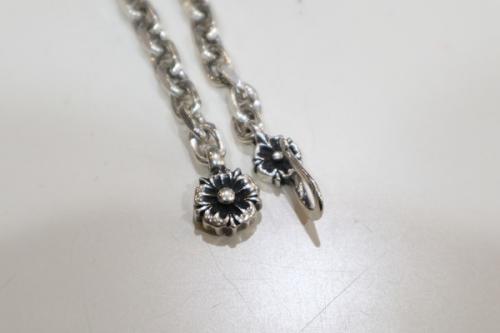 ビルウォールレザーのフラワーモチーフチェーンブレスレット