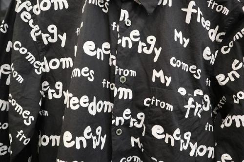 総柄長袖シャツのMY ENERGY COMES FROM FREEDOM