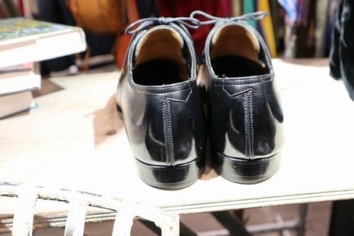 クロケット＆ジョーンズ×ギルドオブクラフツ×トレーディングポストのコラボVフロントプレーントゥオックスフォードシューズ