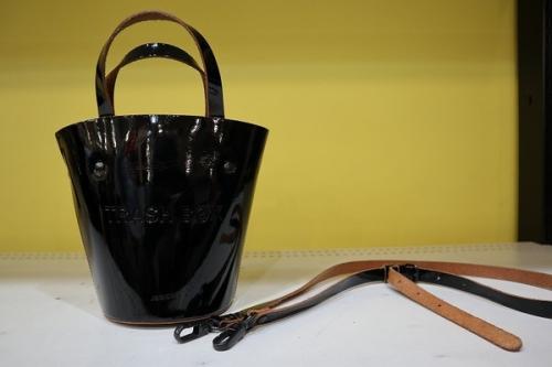 ナナナナのカウレザーエナメルショルダーバッグ