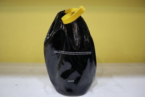 カウレザーエナメルショルダーバッグのLEATHER NOT A T