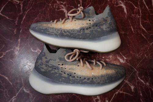 アディダス＋カニエ・ウェストのシューズ