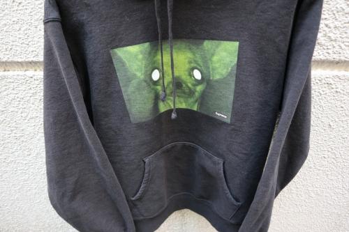 コラボのパーカー