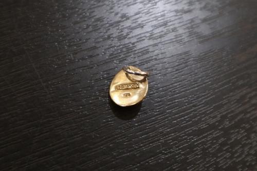 アリゾナ フリーダムの中太陽神付唐草入りペンダントトップ