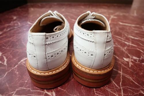 トリッカーズのウィングチップシューズ