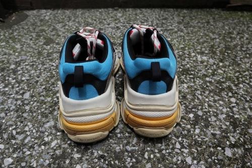 バレンシアガのトリプルS