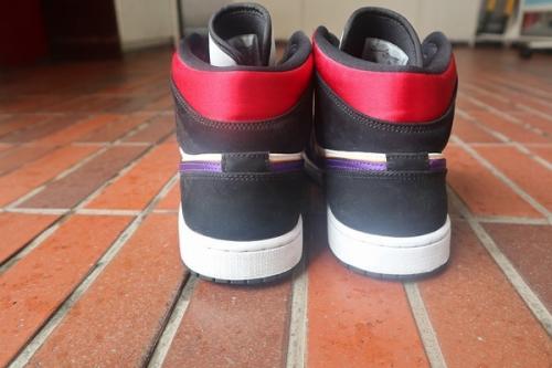 ナイキのAIR JORDAN 1 MID RIVAL