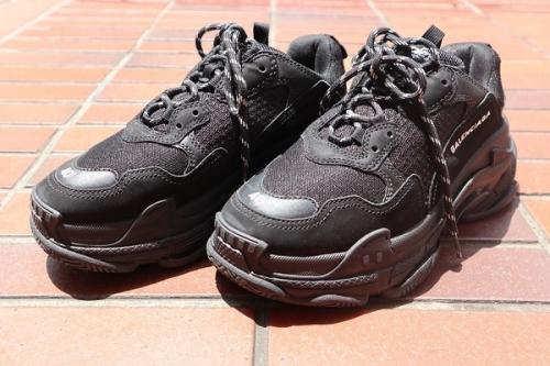 512178のTriple S BLACK