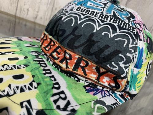 バーバリーのアーカイブロゴグラフィティキャップ