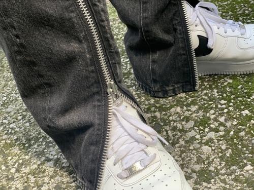 ジョンローレンスサリバンのDENIM ZIPPED PANTS